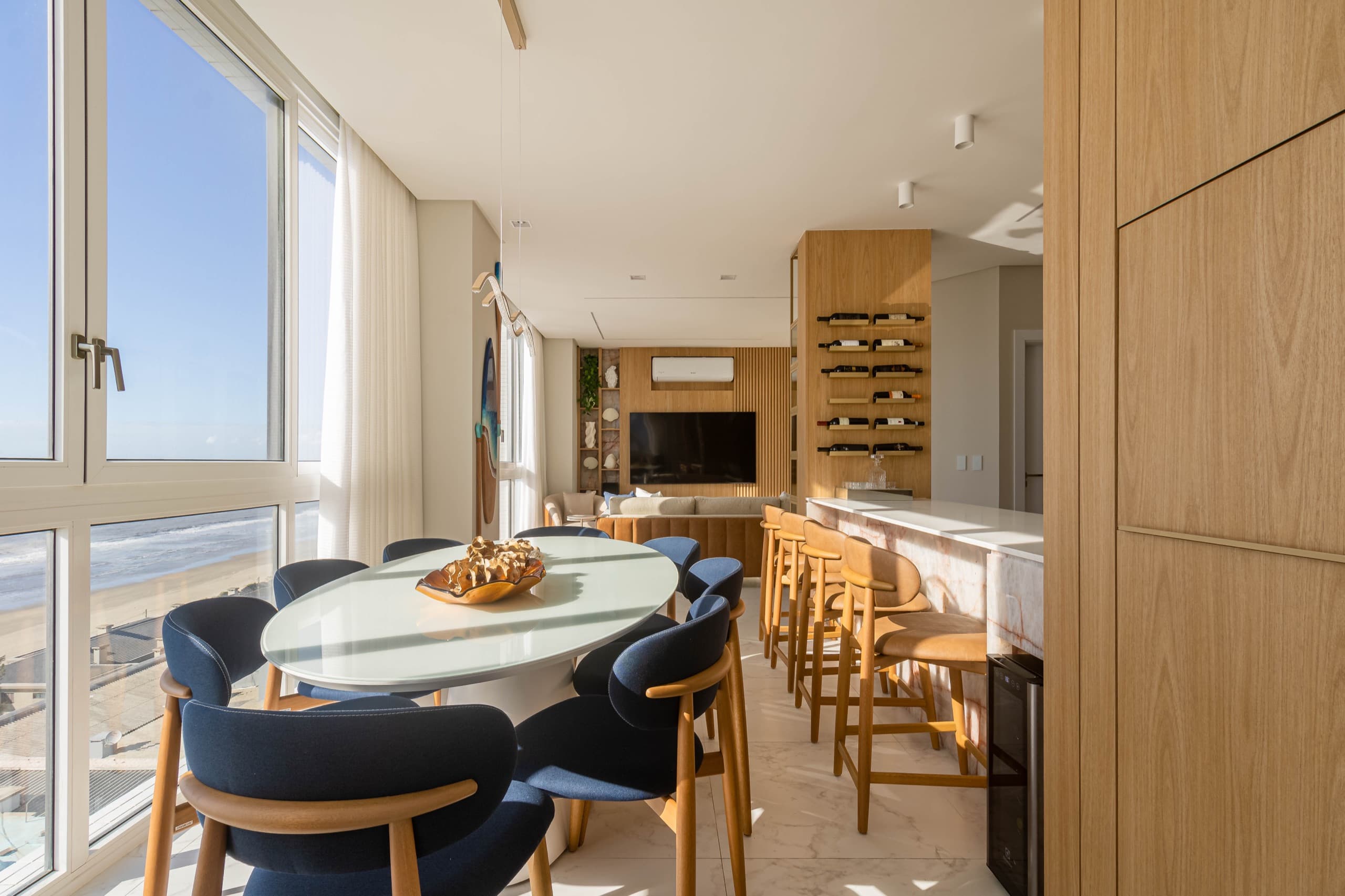 Living do Apartamento beira-mar, com marcenaria sob medida