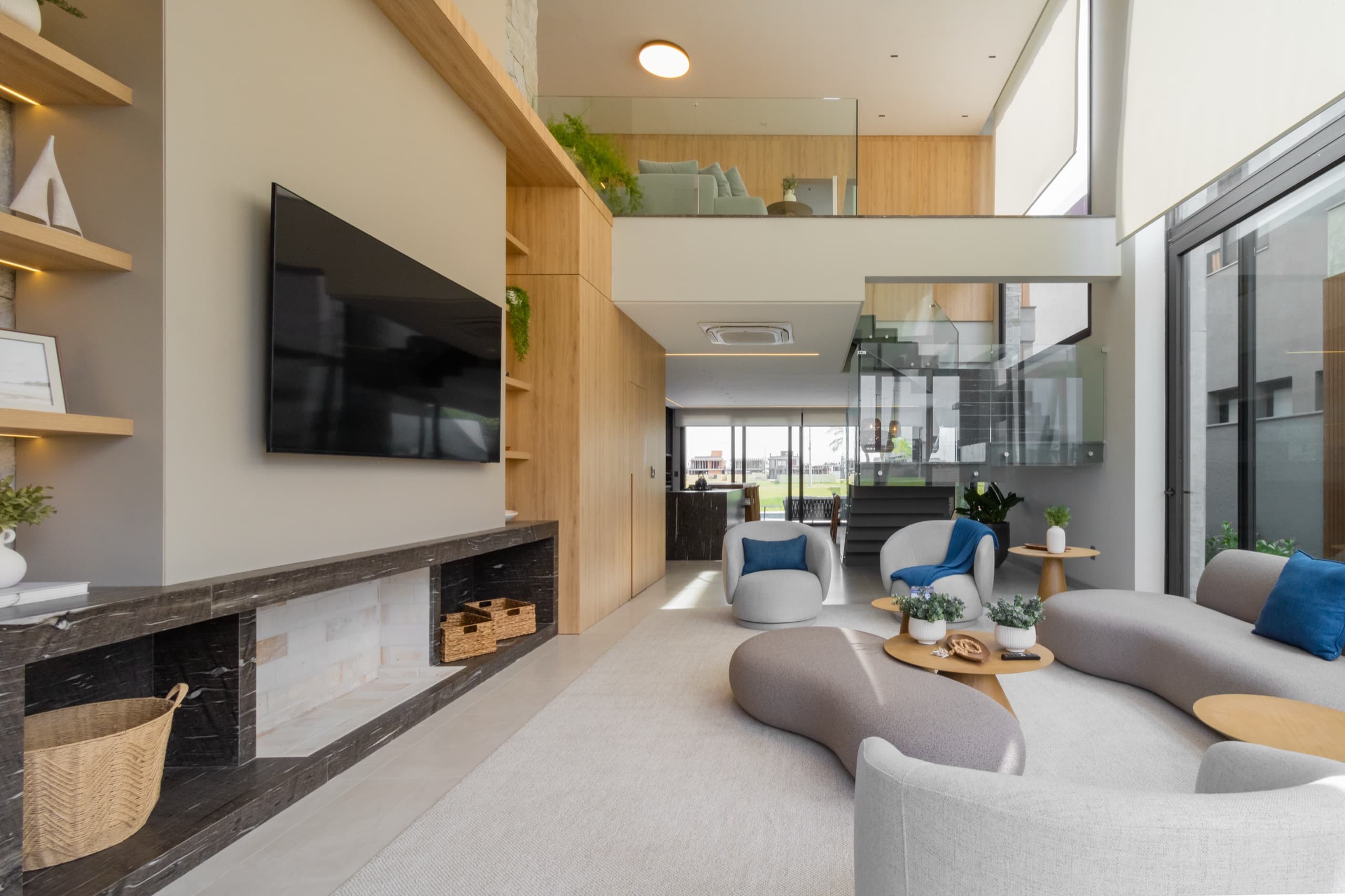 Living da Casa S10, com marcenaria sob medida